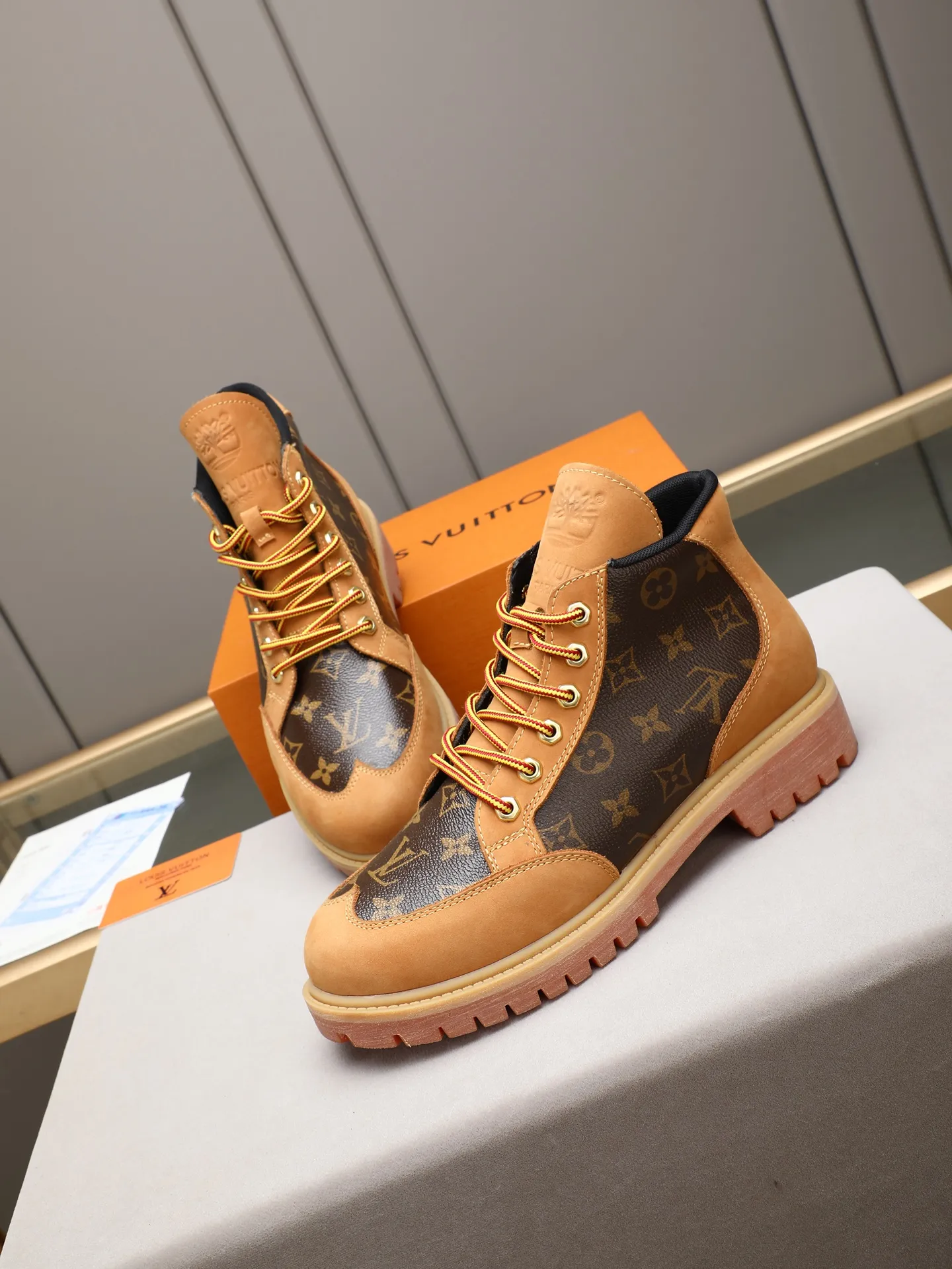 PP460 LOUIS VUITTON ss25 LV donkey brand new thick-soled lace-up big-toe shoes men's casual shoes high-top short boots. These boots are crafted from top-grain calf leather for a lightweight and comfortable fit. The thick EVA outsole is embellished with eye-catching ridges, and the trendy attitude of being both strong and soft makes it an everyday choice. ✔Upper: imported first-layer cowhide ✔Inner lining: sheep lining ✔Outsole: original molded outsole Size: 38-44 (45 customized)